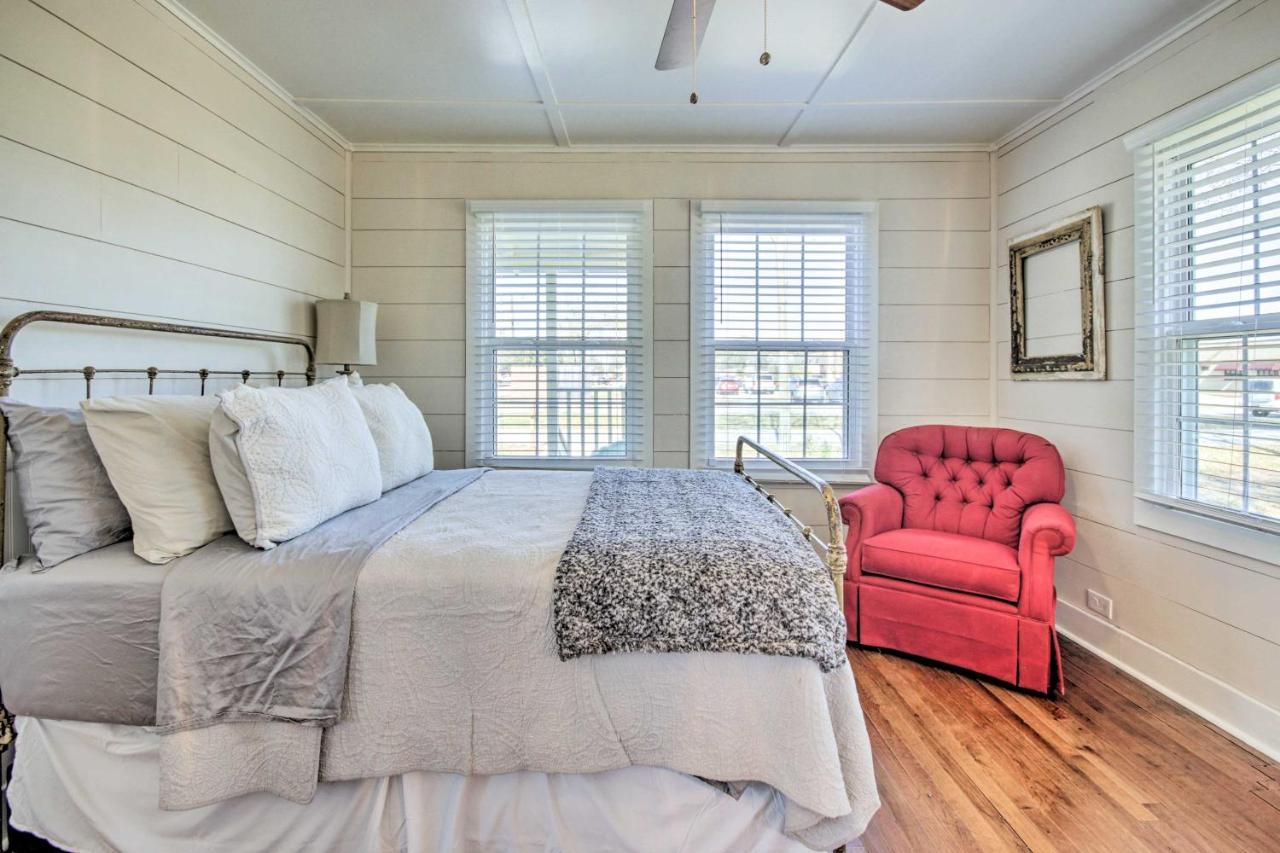 Charming Country Cottage, Walk To Main Street! Tomball Exterior photo