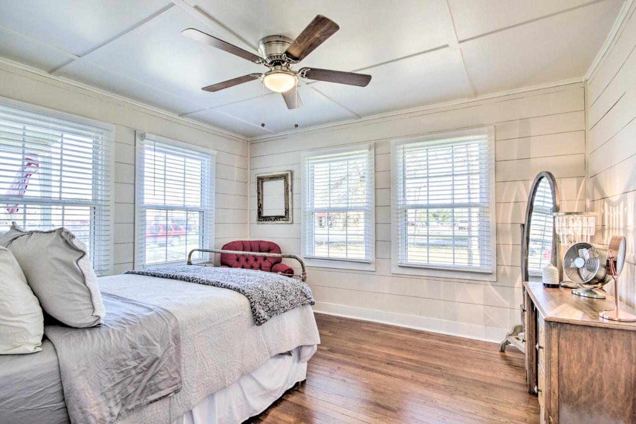 Charming Country Cottage, Walk To Main Street! Tomball Exterior photo